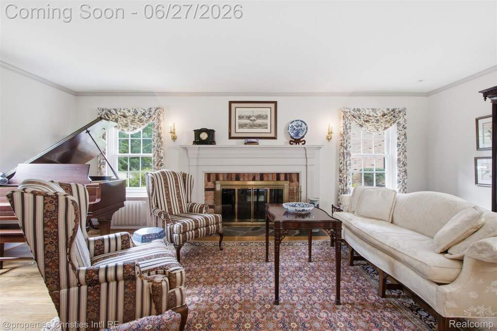5 Bedroom Single Family Home/House's Image 4