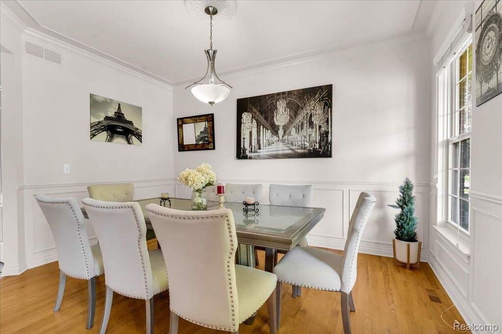 4 Bedroom Single Family Home/House's Image 9