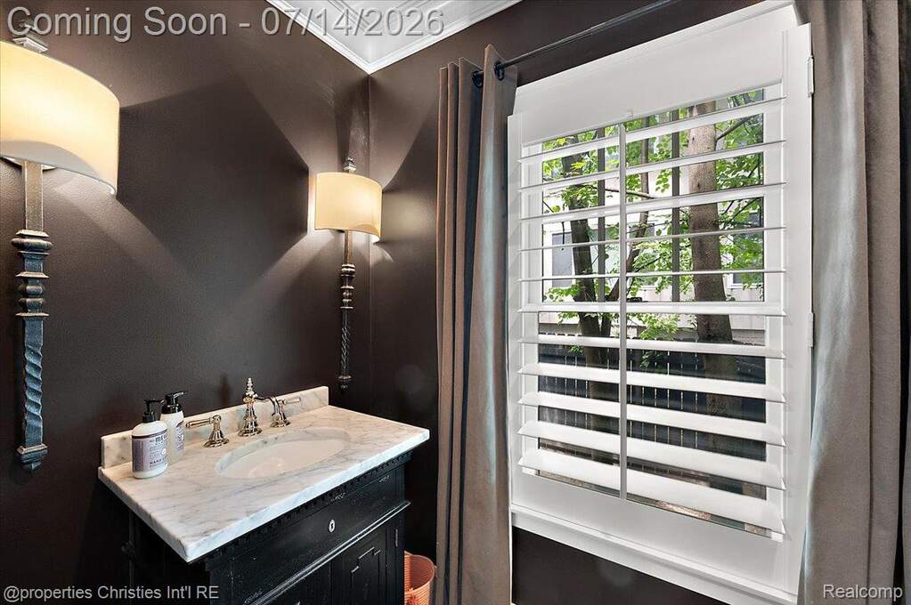 4 Bedroom Single Family Home/House's Image 3