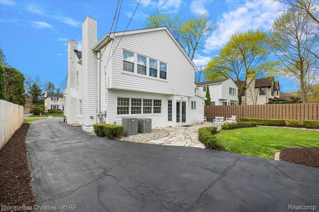 4 Bedroom Single Family Home/House's Image 3