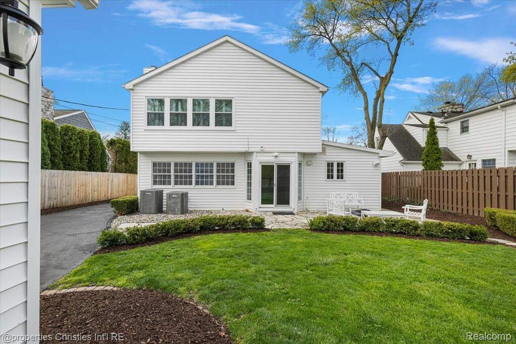 4 Bedroom Single Family Home/House's Image 4