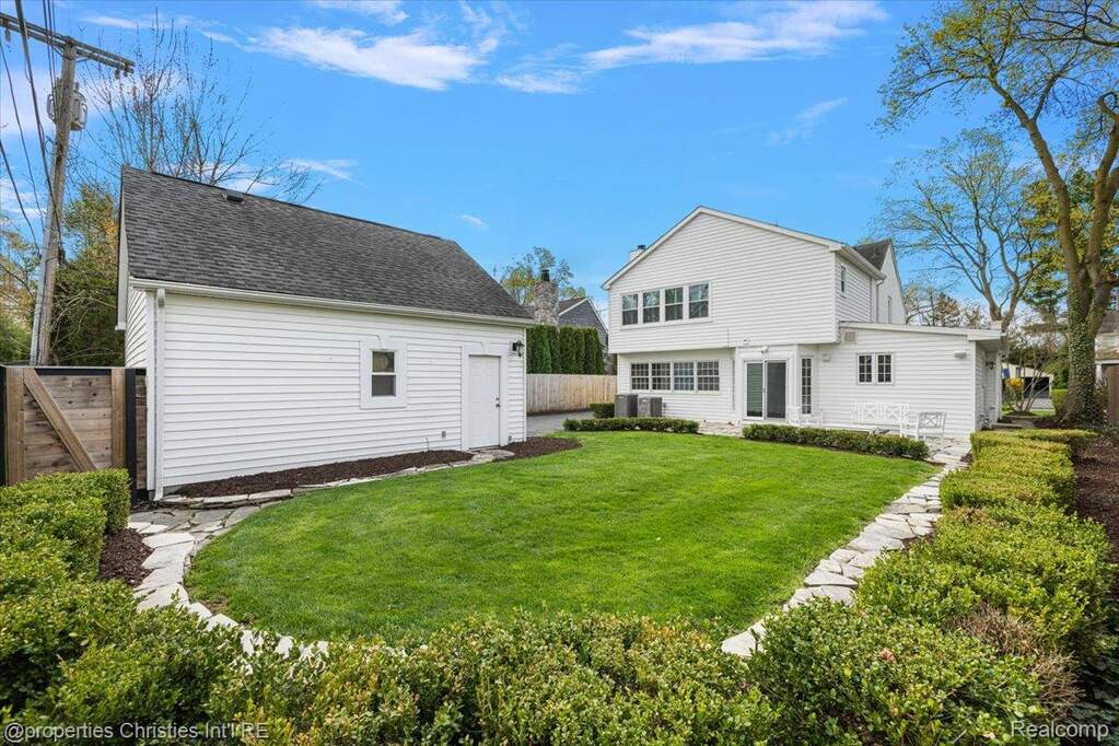 4 Bedroom Single Family Home/House's Image 5