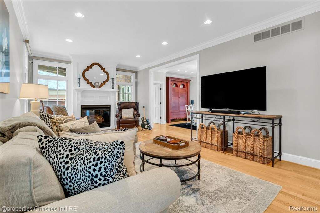 4 Bedroom Single Family Home/House's Image 8
