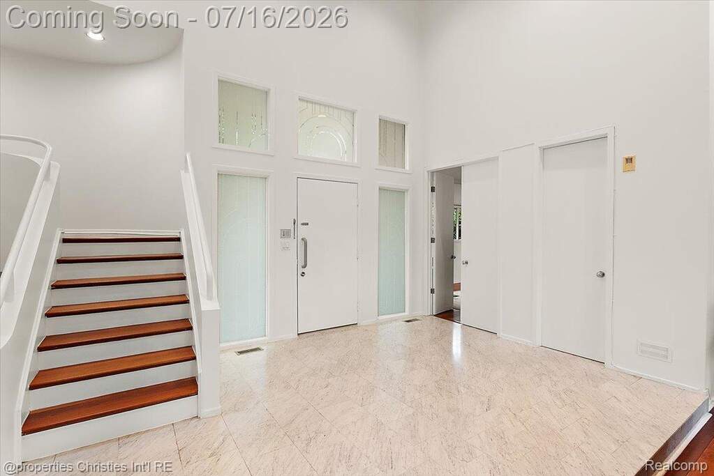 6 Bedroom Single Family Home/House's Image 7