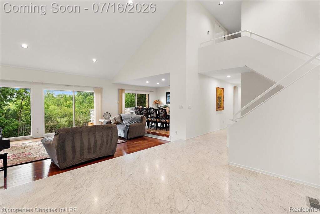 6 Bedroom Single Family Home/House's Image 8