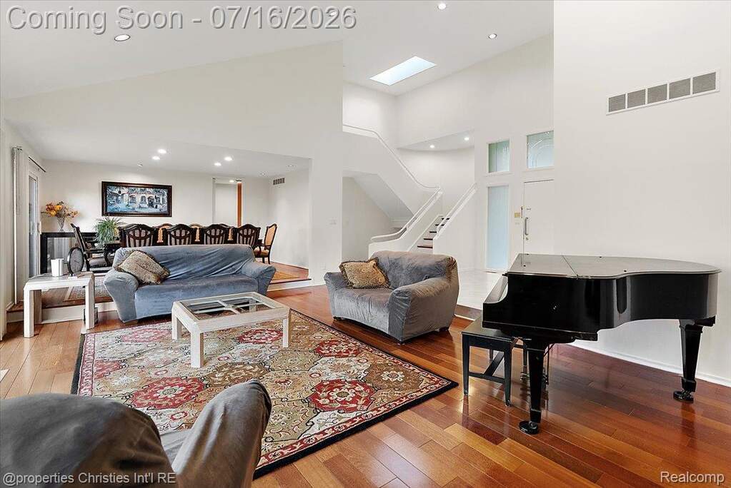 6 Bedroom Single Family Home/House's Image 10