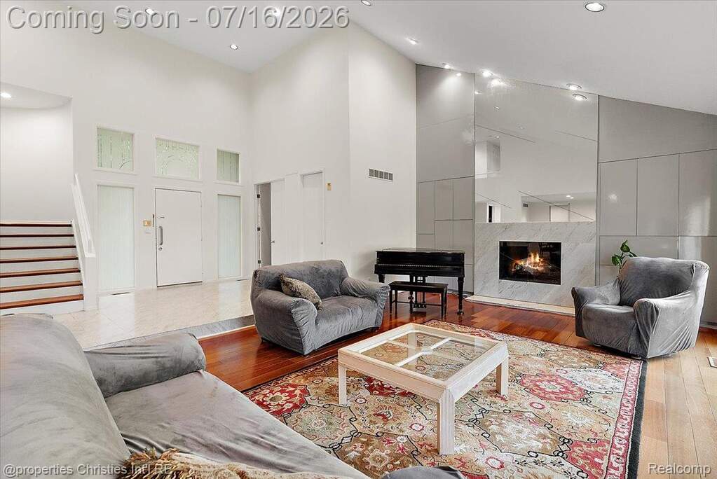 6 Bedroom Single Family Home/House's Image 11