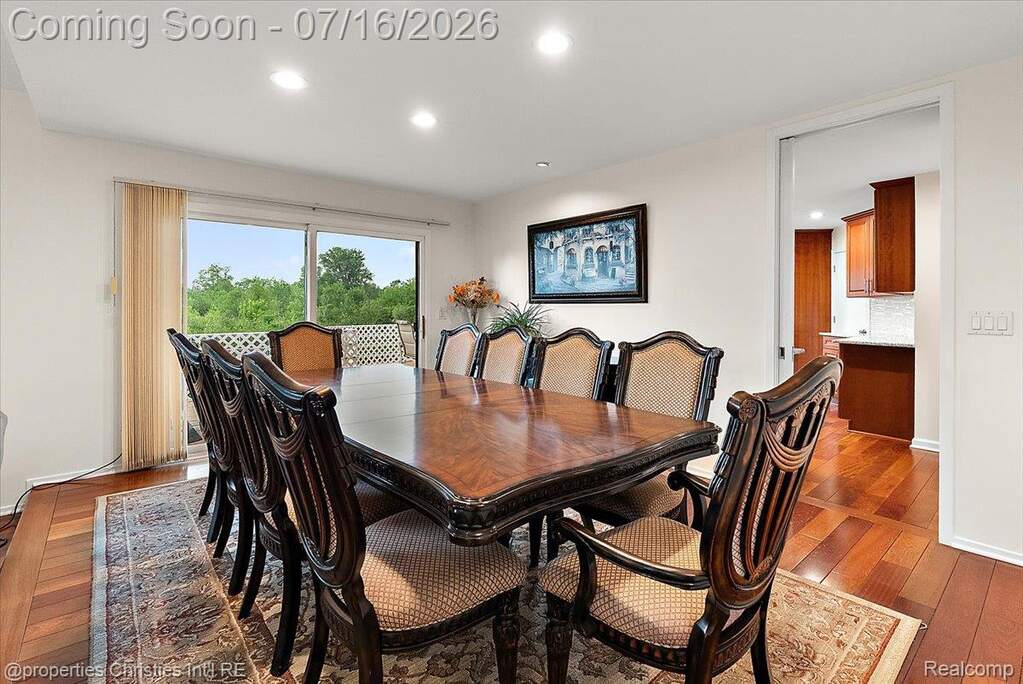 6 Bedroom Single Family Home/House's Image 12