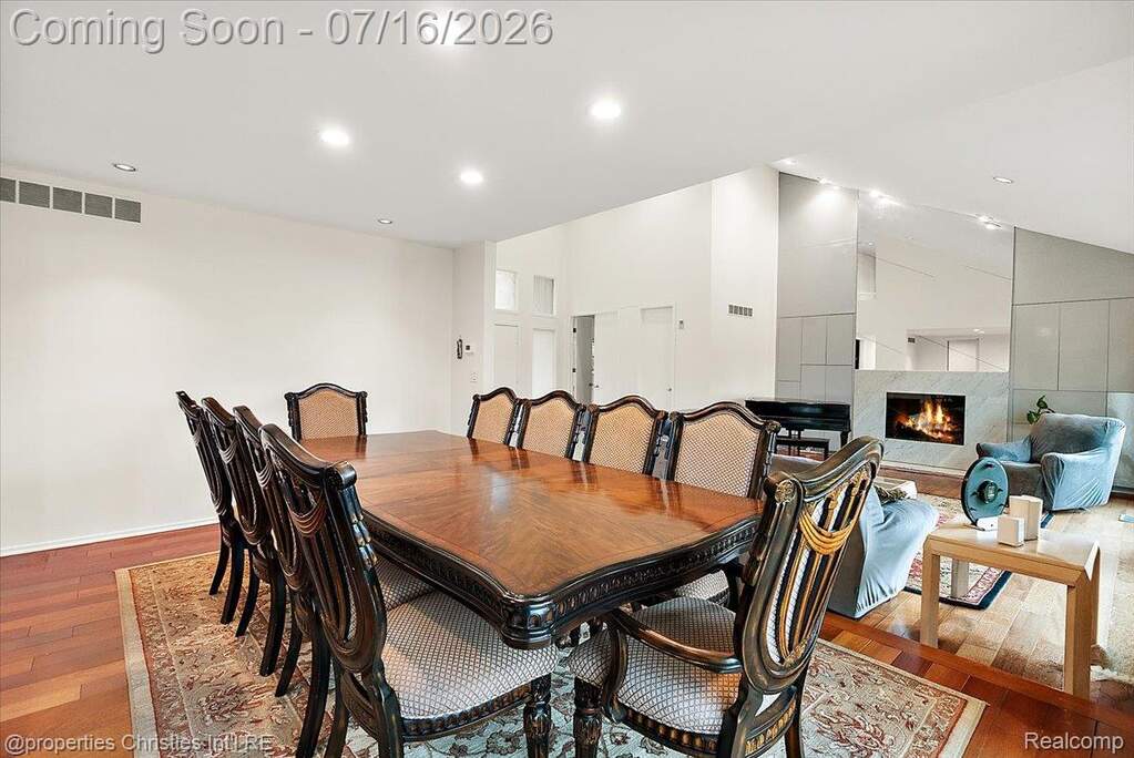 6 Bedroom Single Family Home/House's Image 13