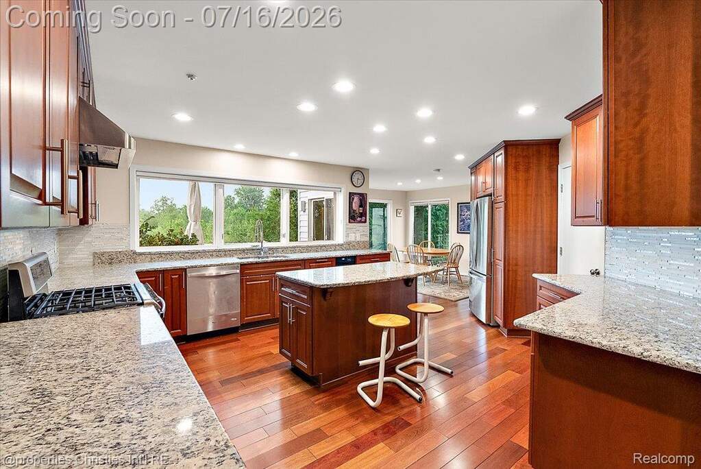 6 Bedroom Single Family Home/House's Image 14