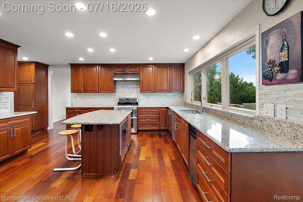 6 Bedroom Single Family Home/House's Image 17