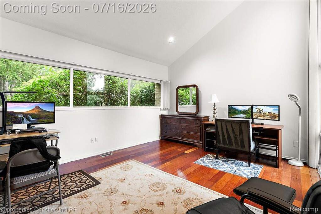 6 Bedroom Single Family Home/House's Image 22