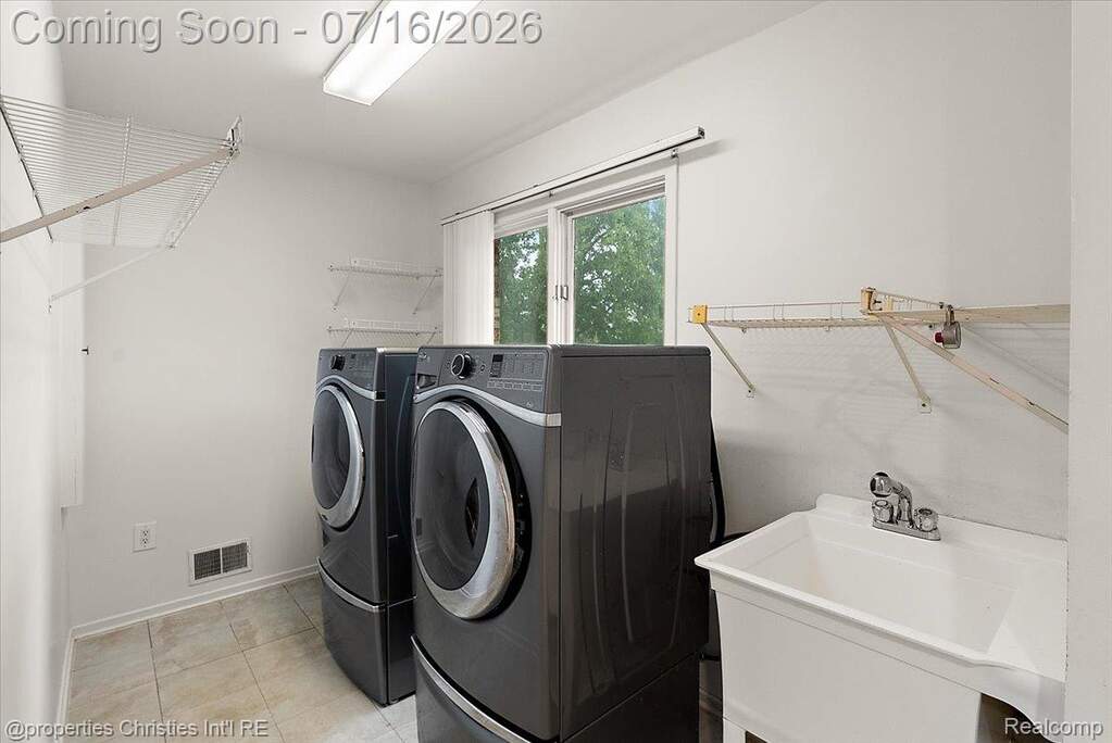 6 Bedroom Single Family Home/House's Image 25