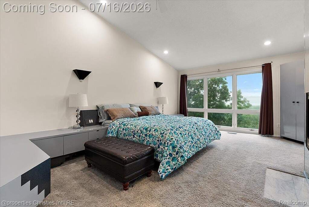 6 Bedroom Single Family Home/House's Image 28