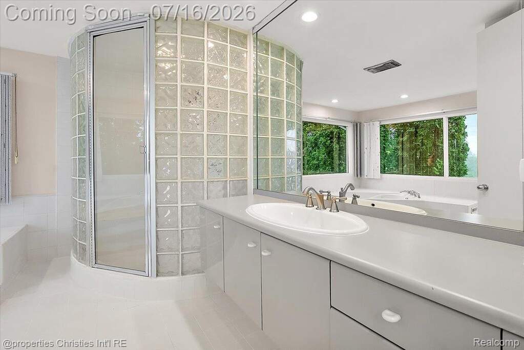 6 Bedroom Single Family Home/House's Image 32