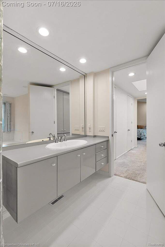 6 Bedroom Single Family Home/House's Image 33