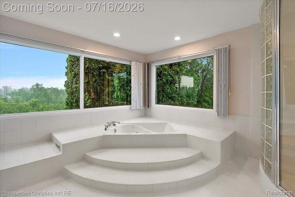 6 Bedroom Single Family Home/House's Image 34