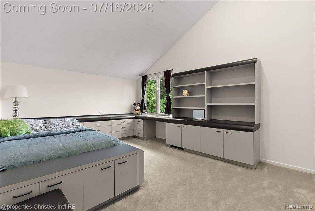 6 Bedroom Single Family Home/House's Image 38