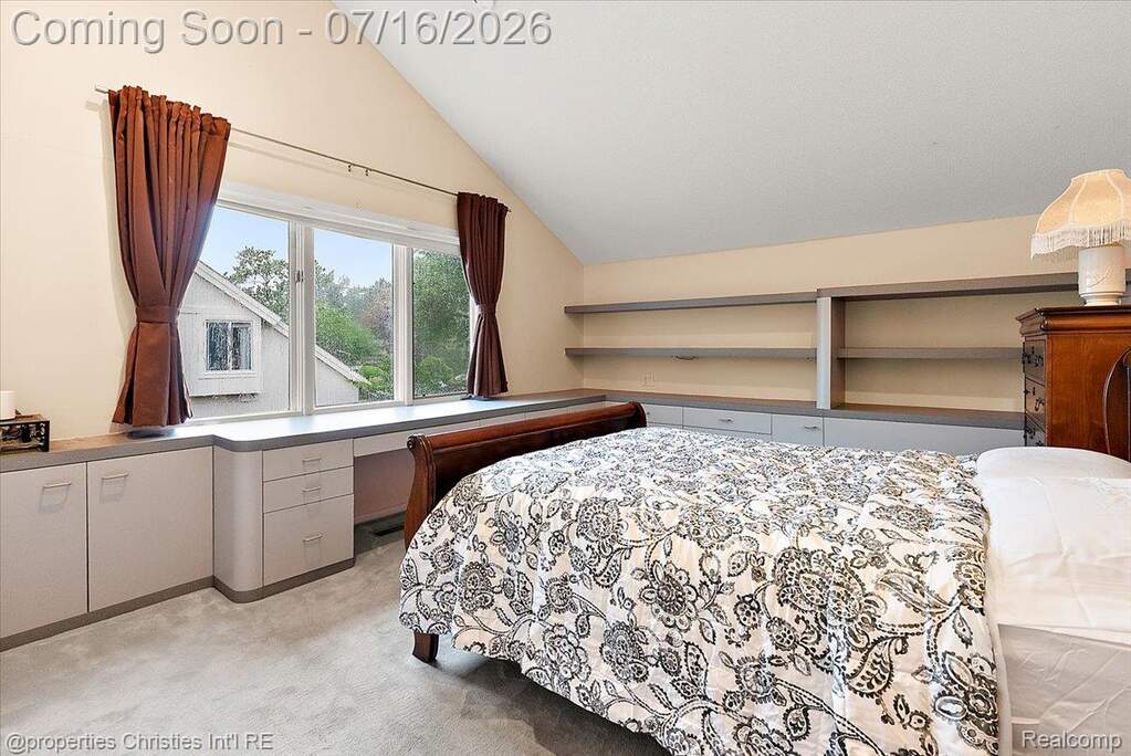 6 Bedroom Single Family Home/House's Image 40