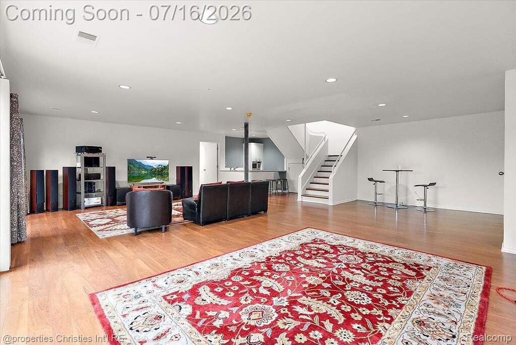 6 Bedroom Single Family Home/House's Image 48