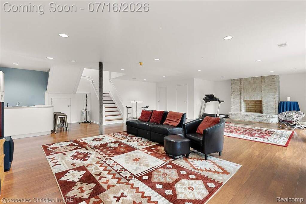 6 Bedroom Single Family Home/House's Image 50
