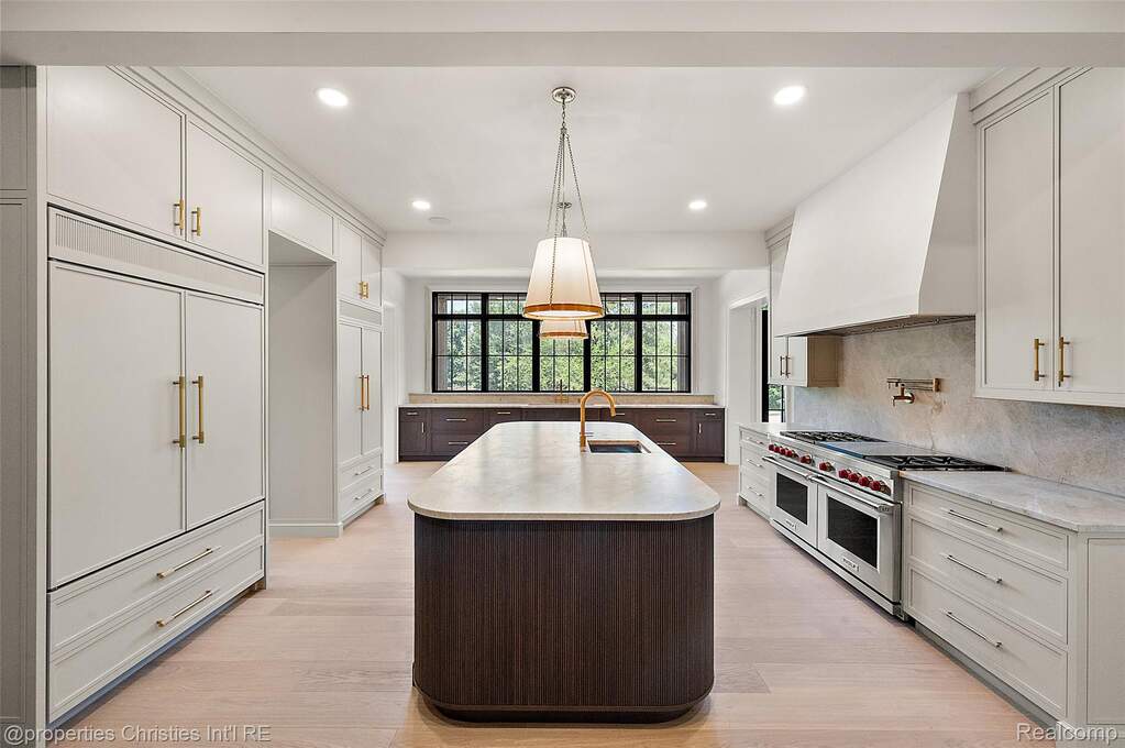 6 Bedroom Single Family Home/House's Image 7