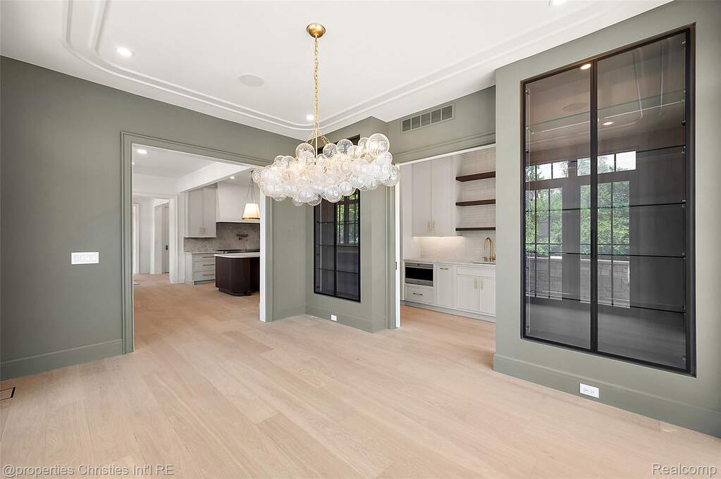6 Bedroom Single Family Home/House's Image 9