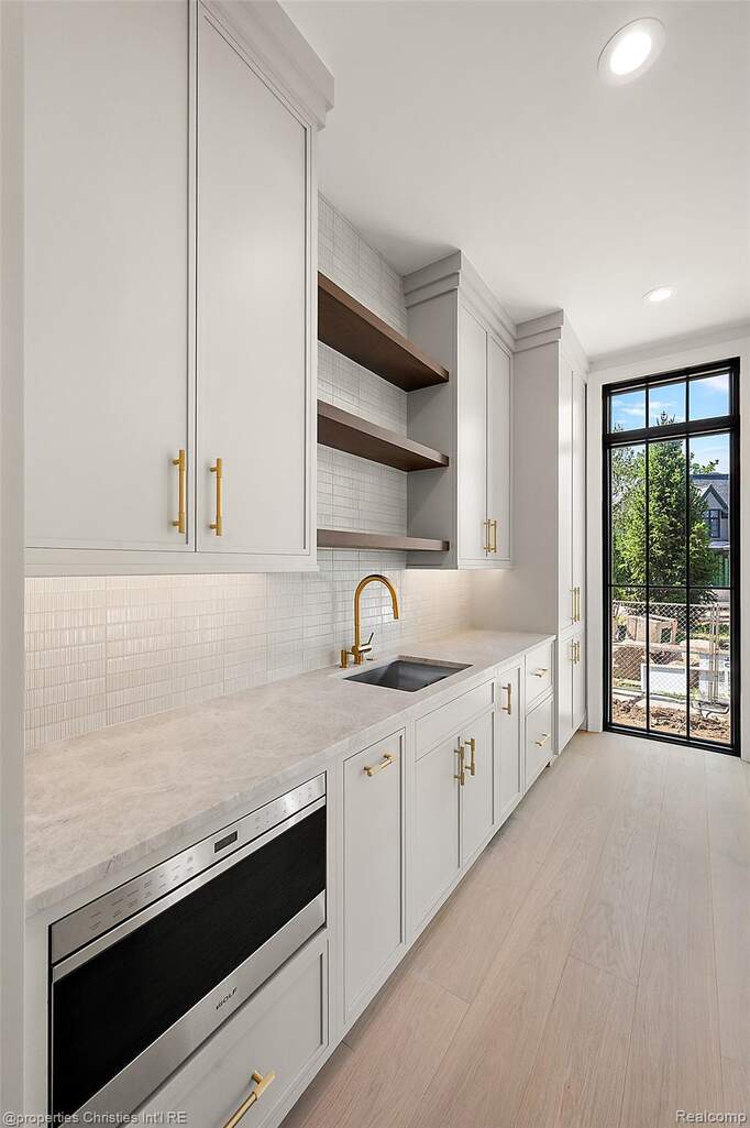 6 Bedroom Single Family Home/House's Image 10