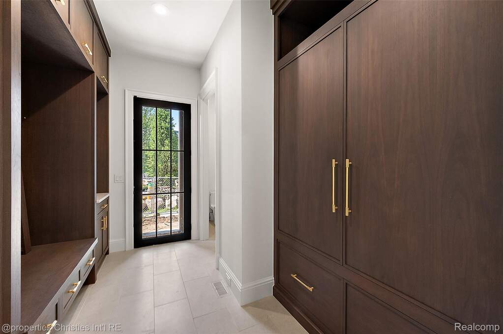 6 Bedroom Single Family Home/House's Image 11