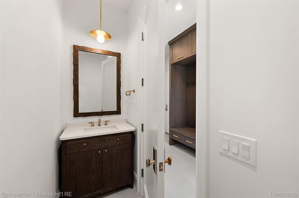 6 Bedroom Single Family Home/House's Image 12