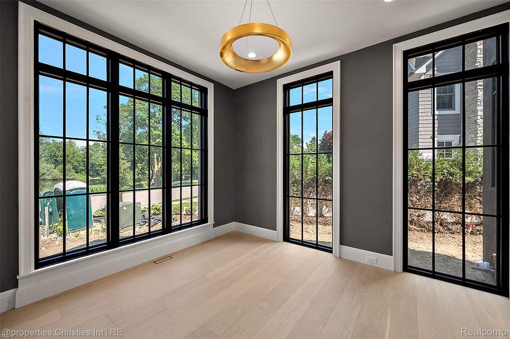 6 Bedroom Single Family Home/House's Image 14