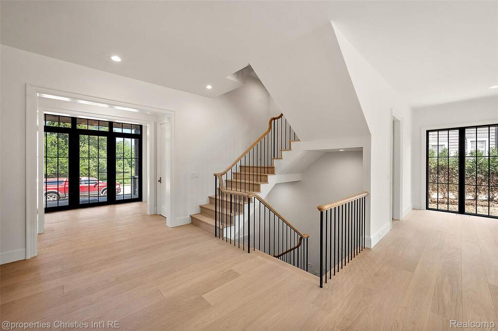 6 Bedroom Single Family Home/House's Image 6