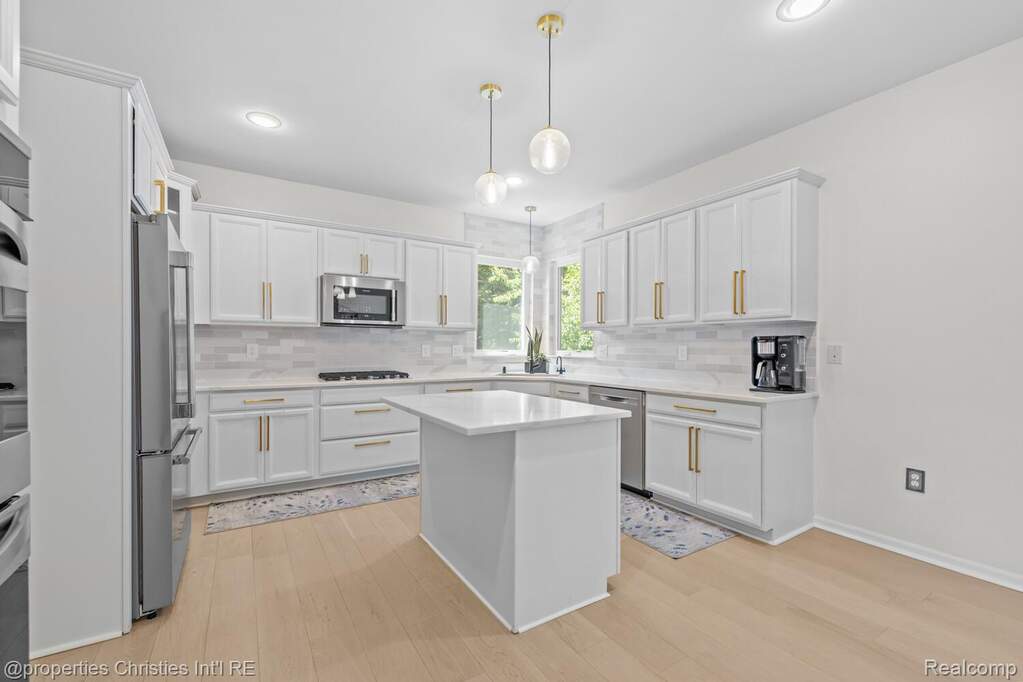 4 Bedroom Single Family Home/House's Image 8