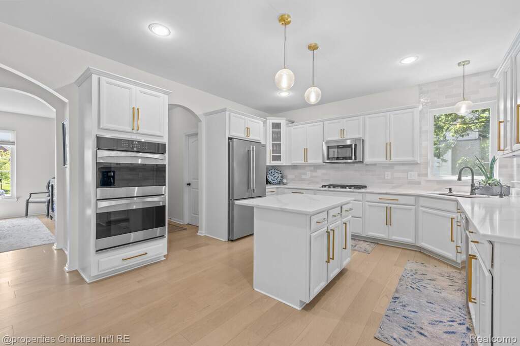 4 Bedroom Single Family Home/House's Image 9