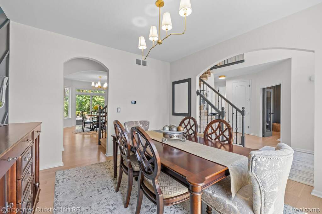 4 Bedroom Single Family Home/House's Image 4