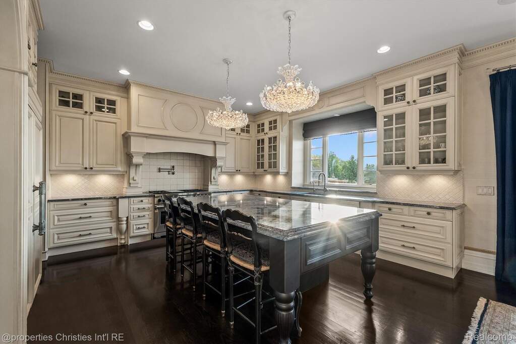 4 Bedroom Single Family Home/House's Image 18