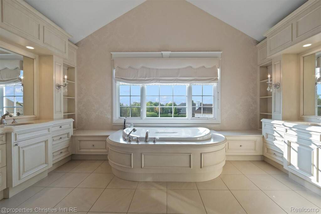 4 Bedroom Single Family Home/House's Image 36