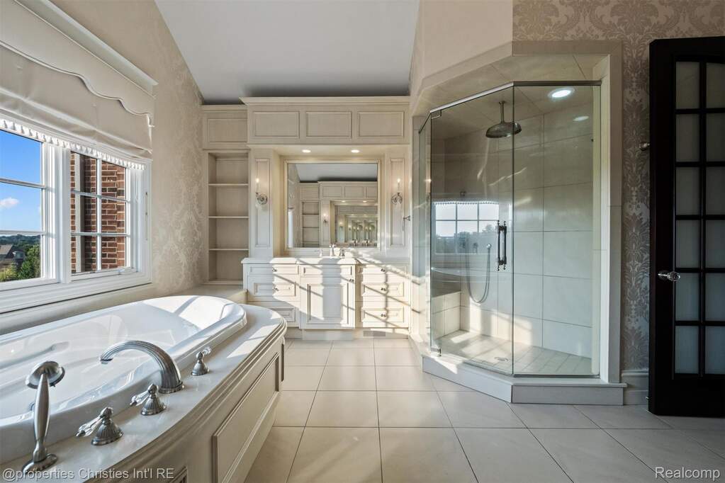 4 Bedroom Single Family Home/House's Image 37