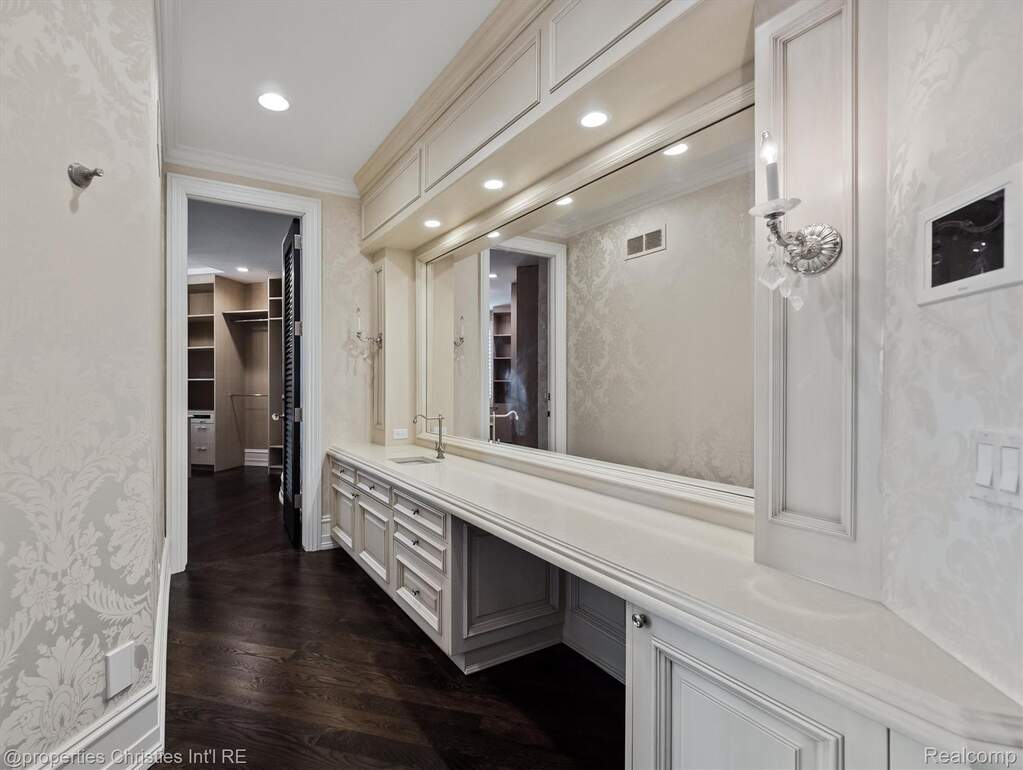 4 Bedroom Single Family Home/House's Image 38