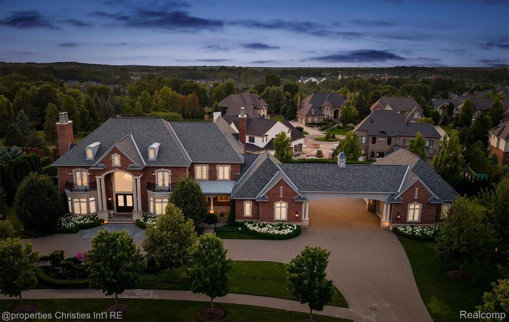 4 Bedroom Single Family Home/House's Image 3