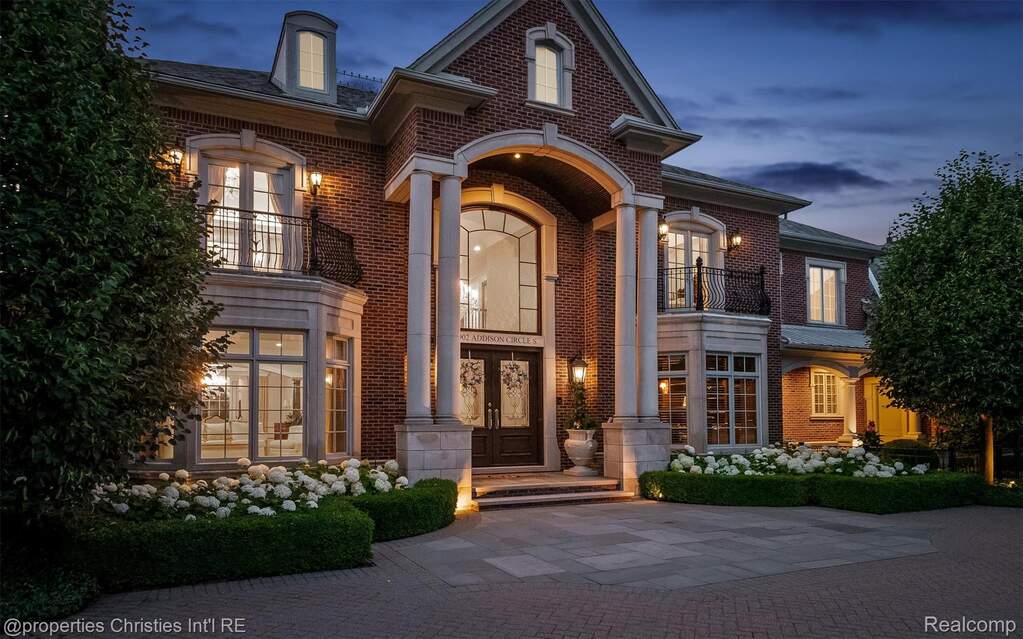 4 Bedroom Single Family Home/House's Image 5