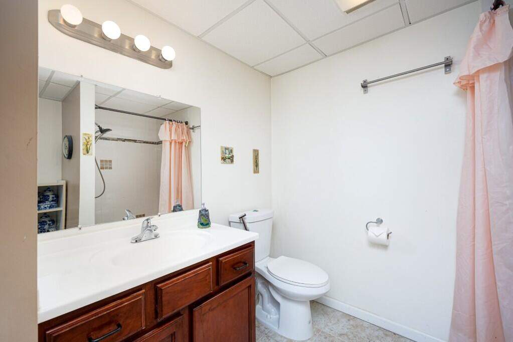 5 Bedroom Single Family Home/House's Image 39