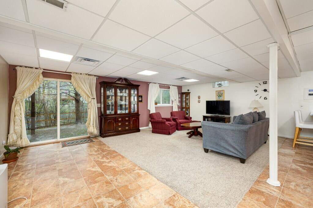 5 Bedroom Single Family Home/House's Image 5