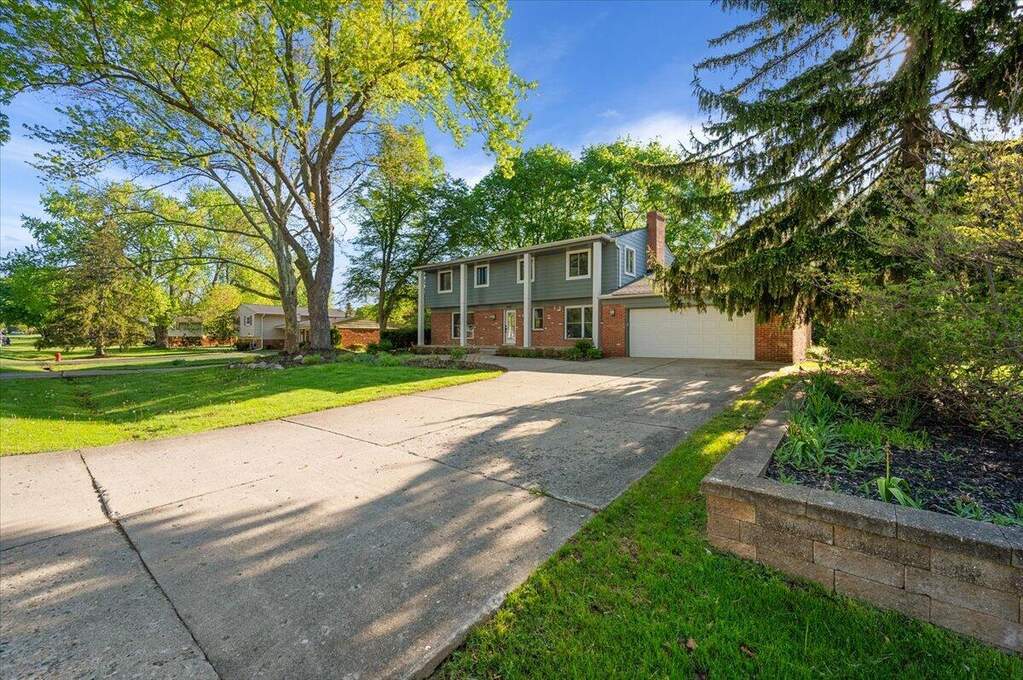 4 Bedroom Single Family Home/House's Image 3