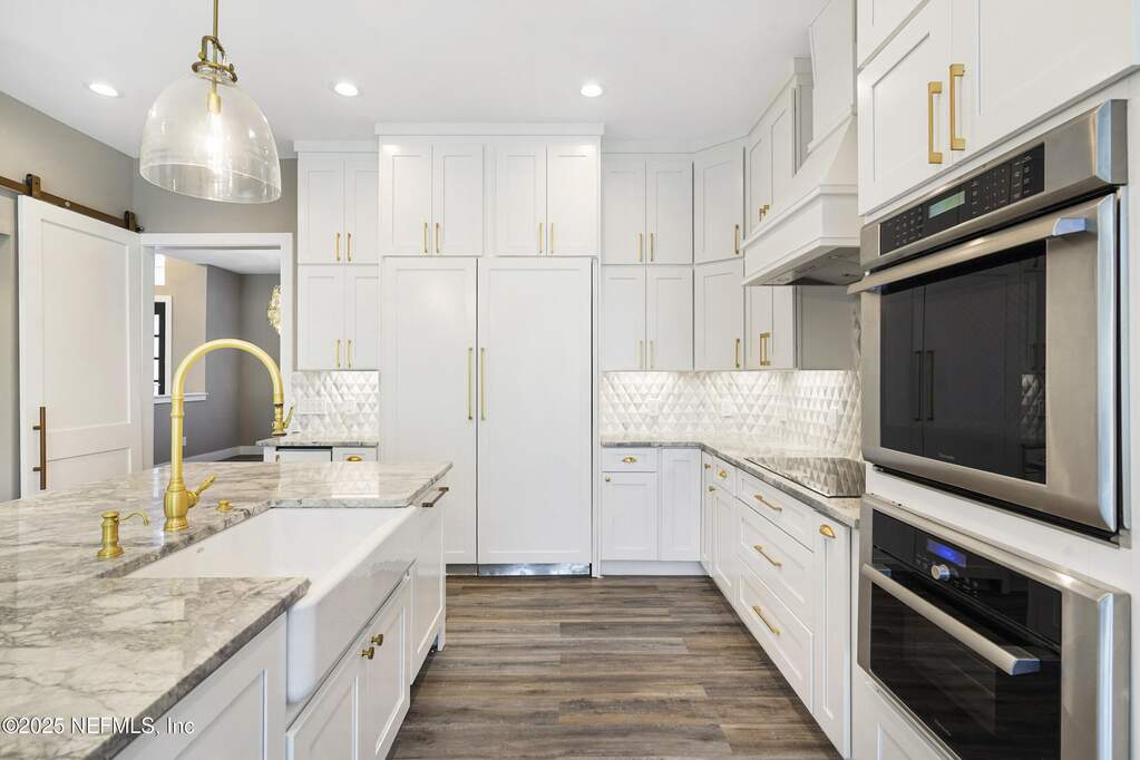 7 Bedroom Single Family Home/House's Image 10