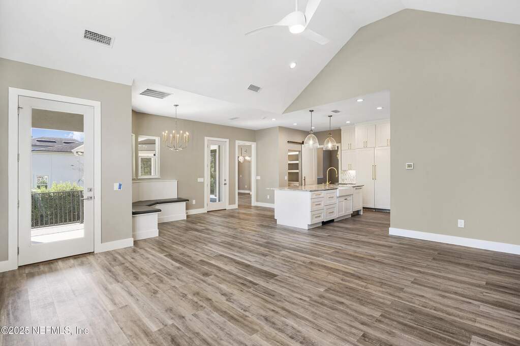 7 Bedroom Single Family Home/House's Image 15