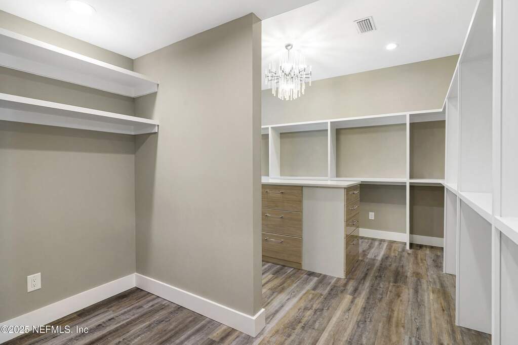 7 Bedroom Single Family Home/House's Image 20