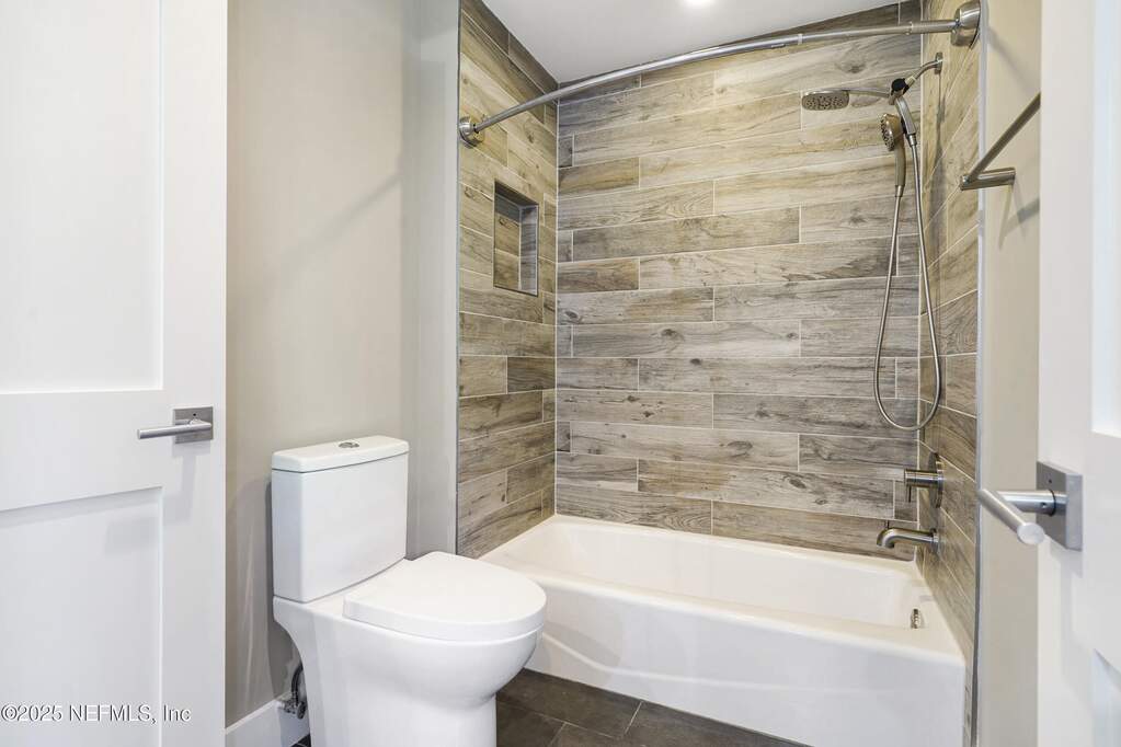7 Bedroom Single Family Home/House's Image 27