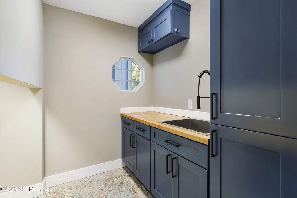7 Bedroom Single Family Home/House's Image 34