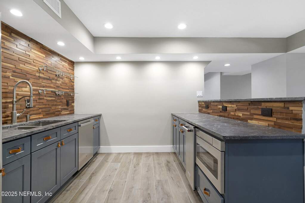 7 Bedroom Single Family Home/House's Image 60
